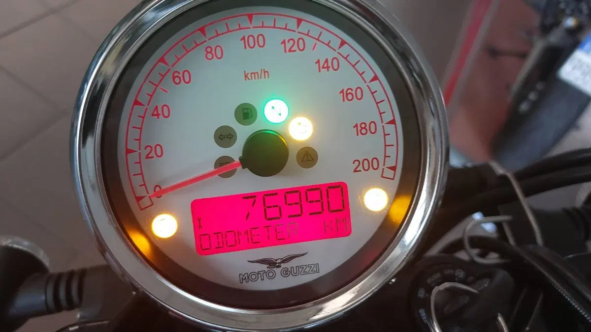 Moto Guzzi V9 Bobber (2016 - 18) (7)