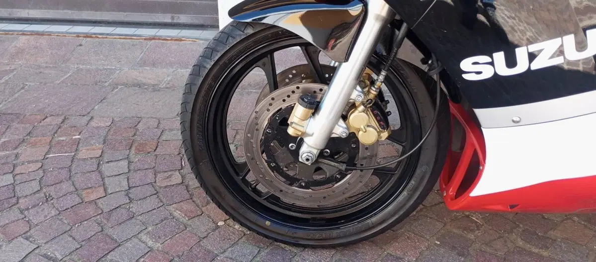 Suzuki GSX-R 750 (17)