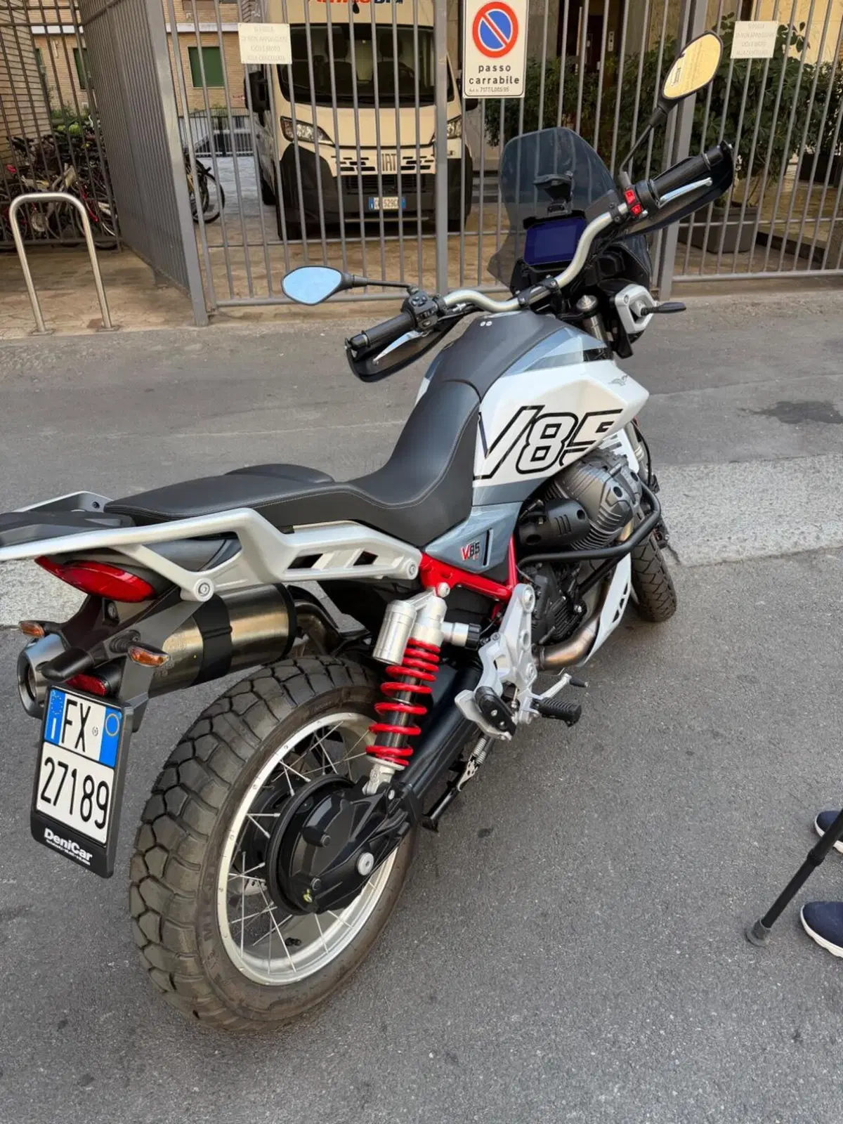 Moto Guzzi V85 TT (2024 - 26) (2)