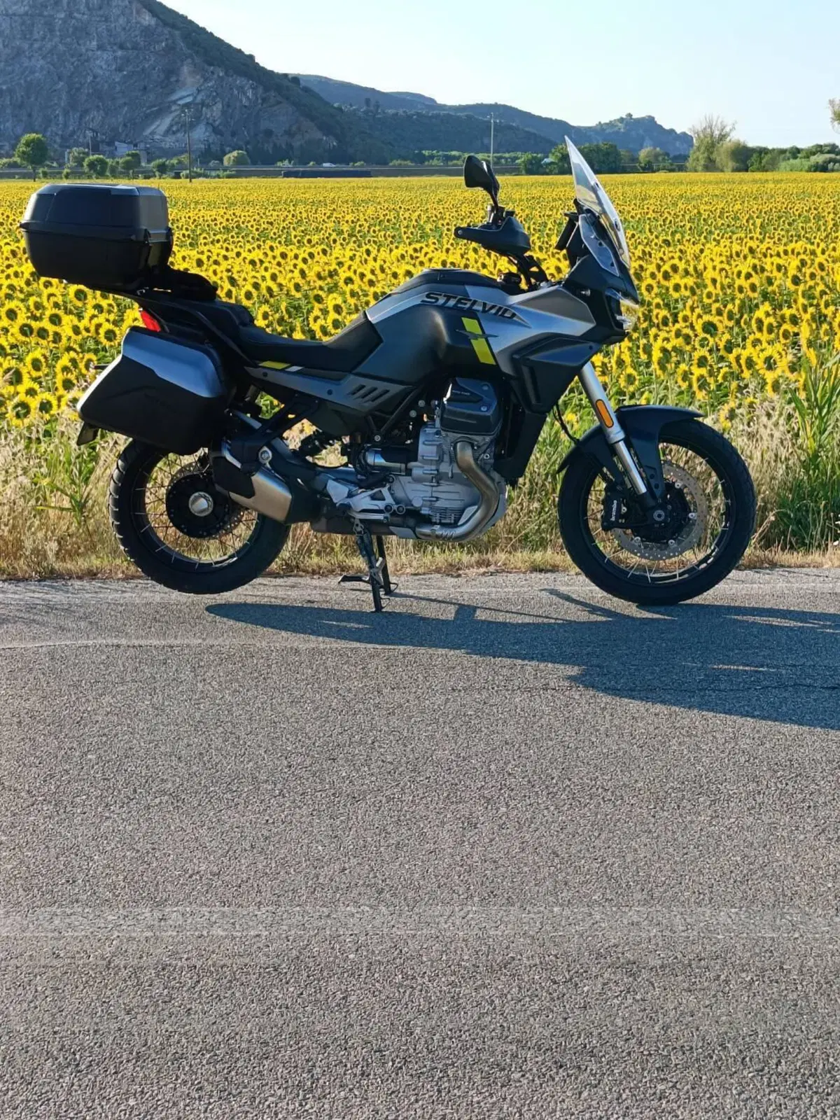 Moto Guzzi Stelvio (2024 - 26) (2)