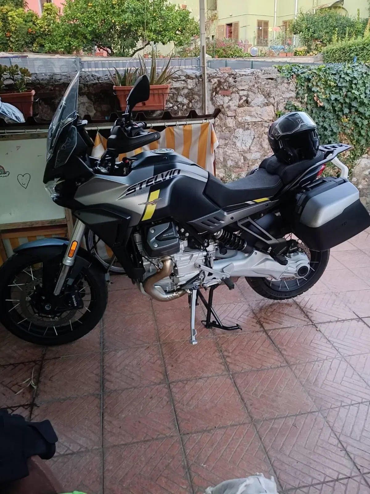 Moto Guzzi Stelvio (2024 - 26) (9)