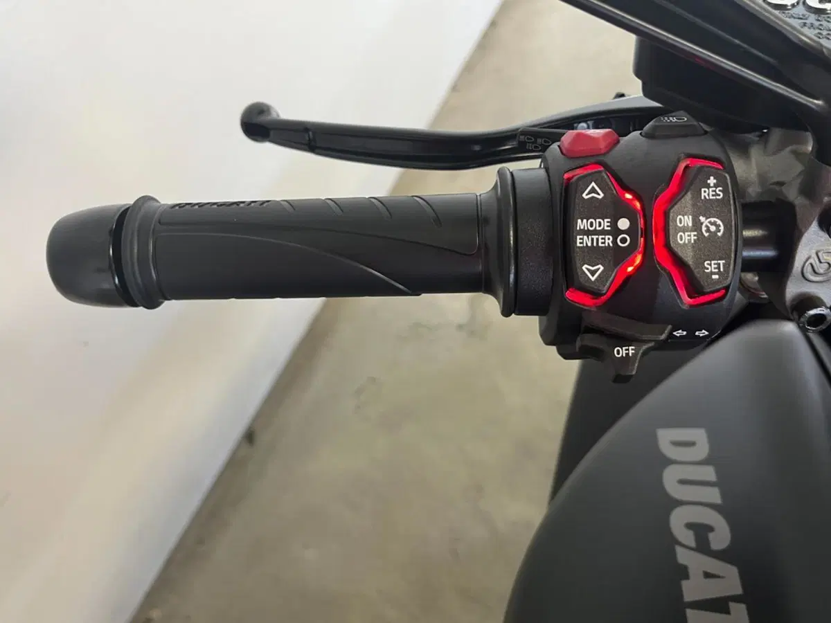 Ducati Diavel V4 (2023 - 26) (12)