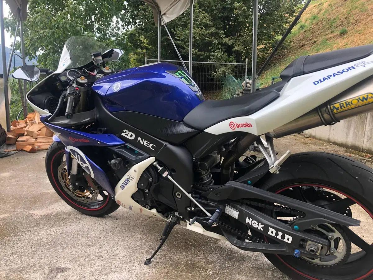 Yamaha YZF R1 (2004 - 05) (5)