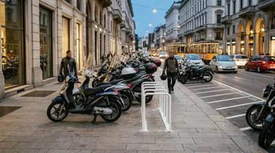 Milano non vuole moto e scooter sui marciapiedi. Ok. Ma allora dove sono i parcheggi? [VIDEO]