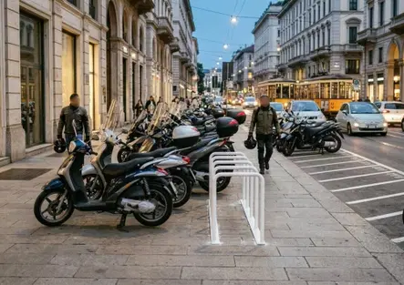 Milano non vuole moto e scooter sui marciapiedi. Ok. Ma allora dove sono i parcheggi? [VIDEO]