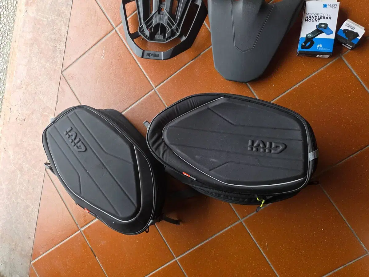 Aprilia Tuono V4 (2021 - 24) (9)
