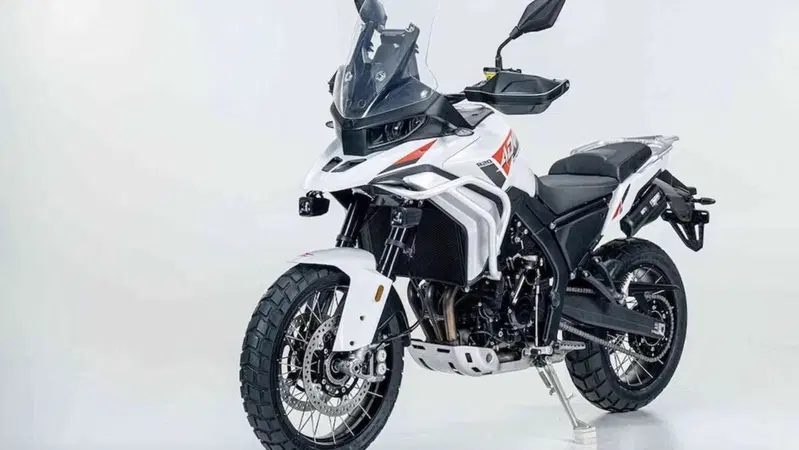 ZXMoto 820X: ecco la versione definitiva dell'adventure cinese con motore tre cilindri