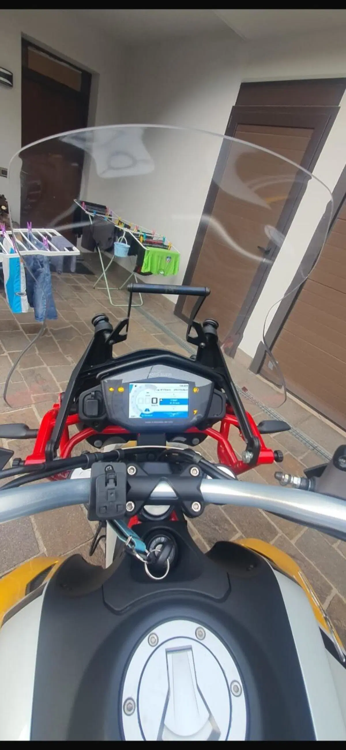Moto Guzzi V85 TT Evocative Graphics (2019 - 20) (2)