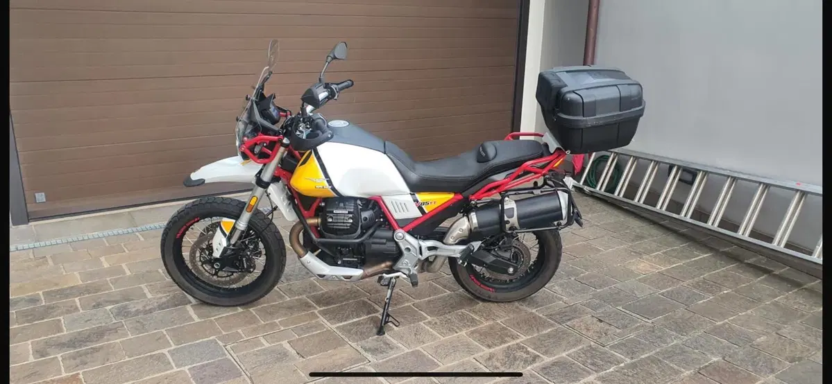 Moto Guzzi V85 TT Evocative Graphics (2019 - 20) (3)