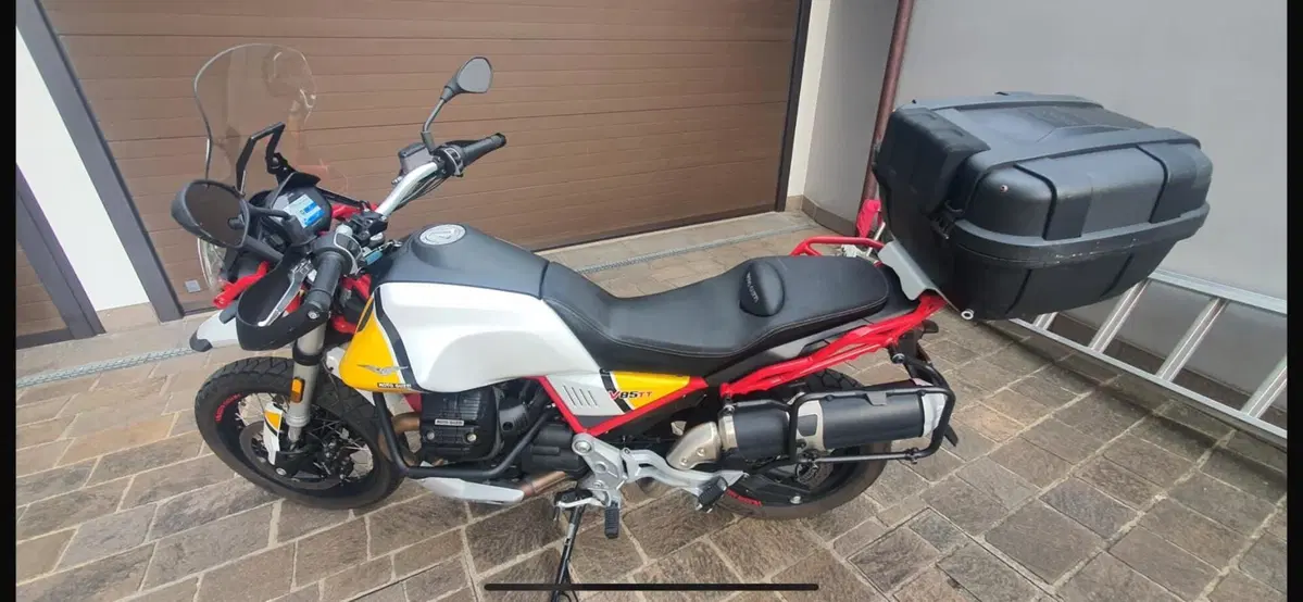 Moto Guzzi V85 TT Evocative Graphics (2019 - 20) (4)