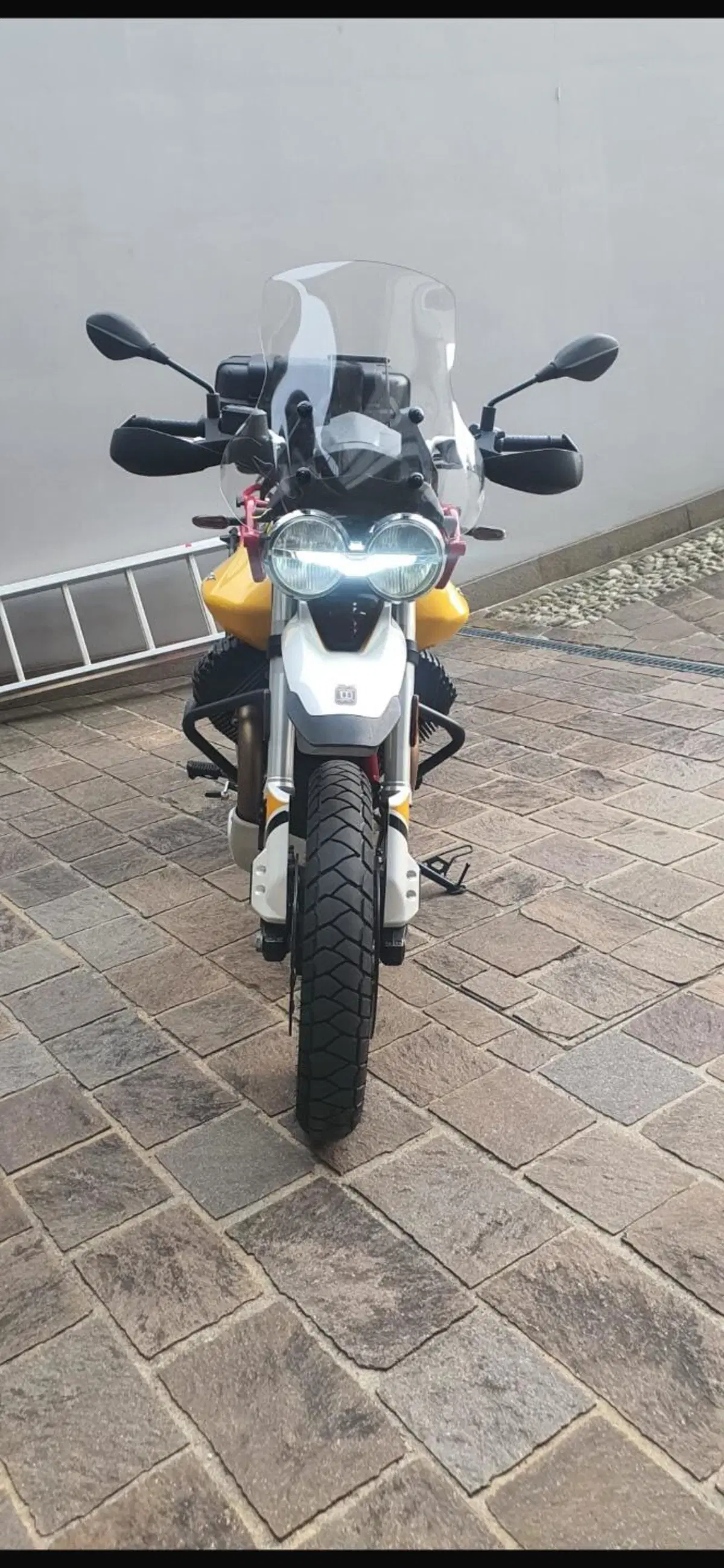 Moto Guzzi V85 TT Evocative Graphics (2019 - 20) (5)