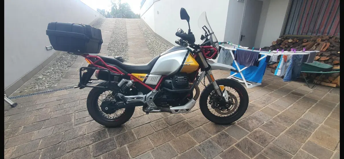 Moto Guzzi V85 TT Evocative Graphics (2019 - 20) (6)