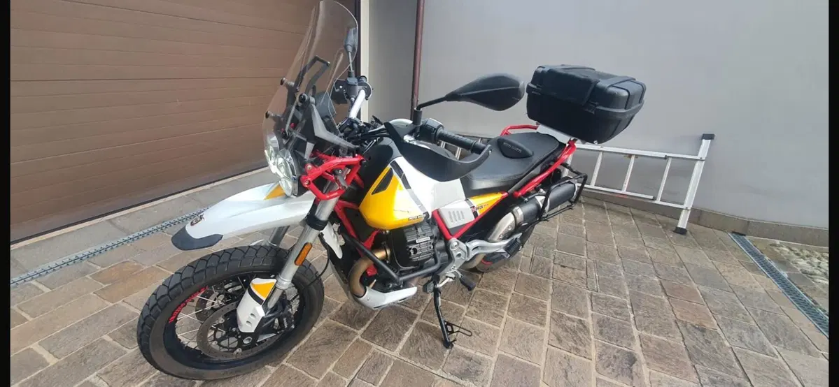 Moto Guzzi V85 TT Evocative Graphics (2019 - 20) (9)
