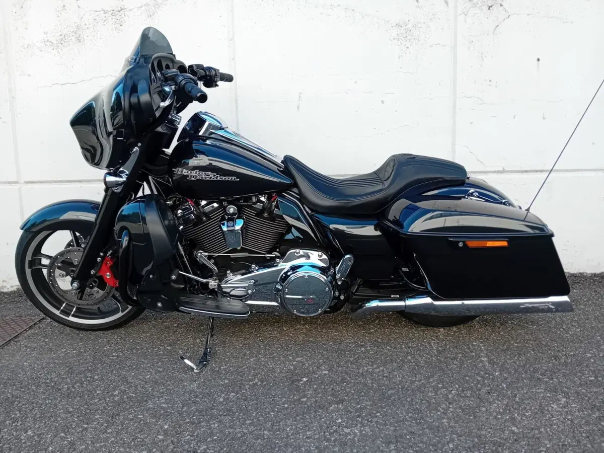 Harley-Davidson 107 Street Glide (2017 - 19) - FLHX (2)