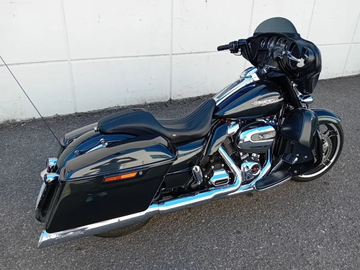 Harley-Davidson 107 Street Glide (2017 - 19) - FLHX (4)