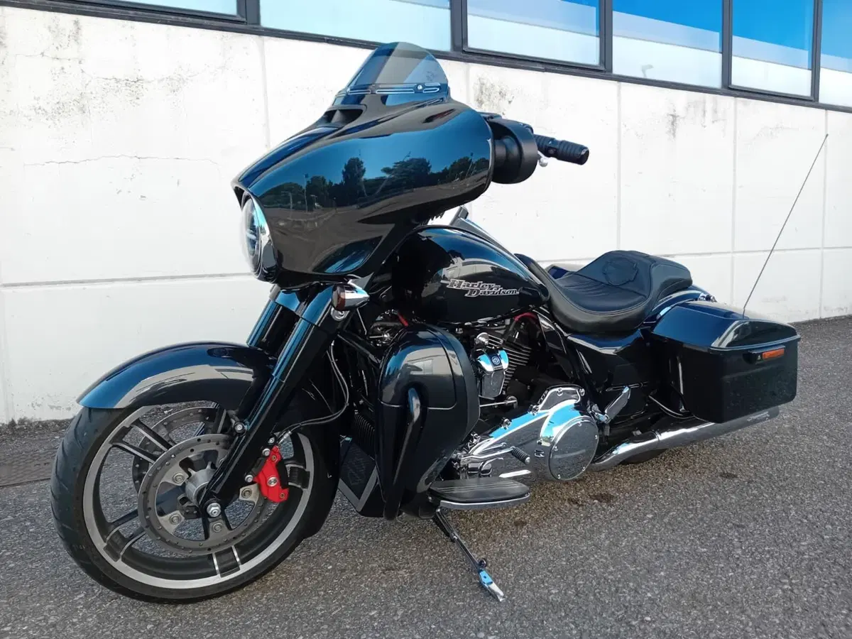 Harley-Davidson 107 Street Glide (2017 - 19) - FLHX (3)