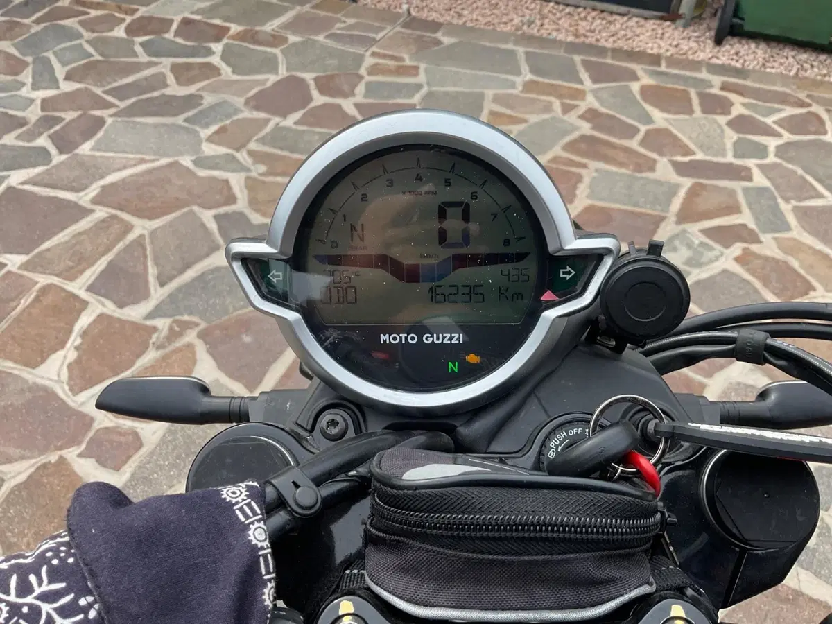 Moto Guzzi V7 Stone (2021 - 24)