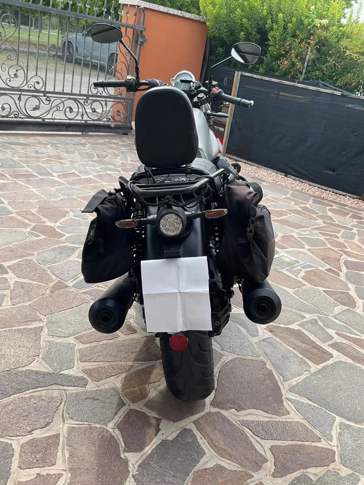 Moto Guzzi V7 Stone (2021 - 24) (2)