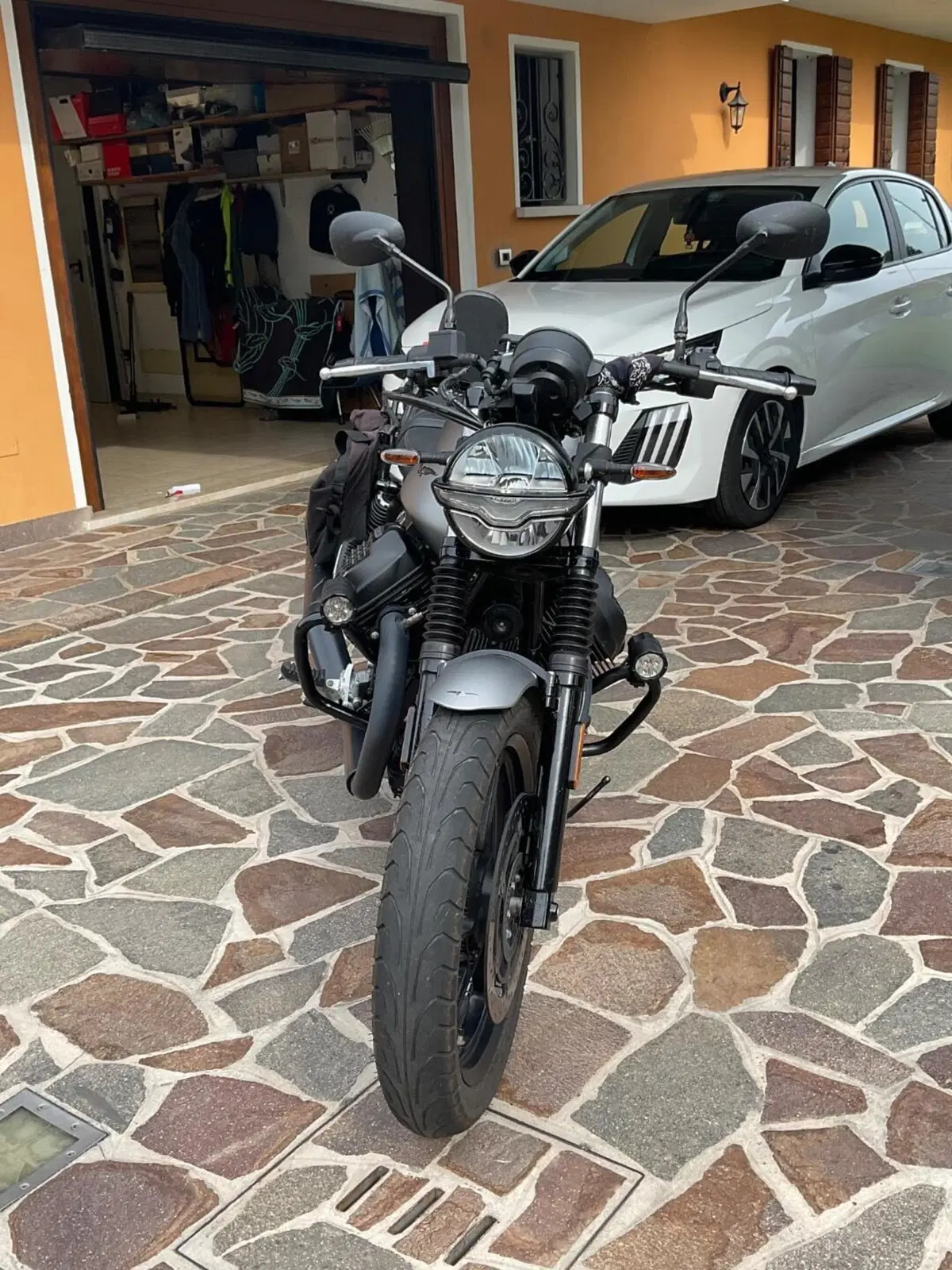 Moto Guzzi V7 Stone (2021 - 24) (3)