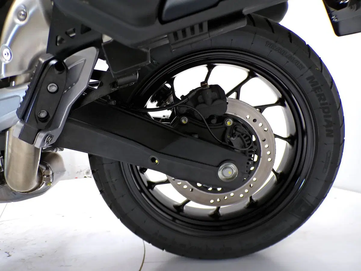 Moto Guzzi V85 Strada (2024 - 26) (11)