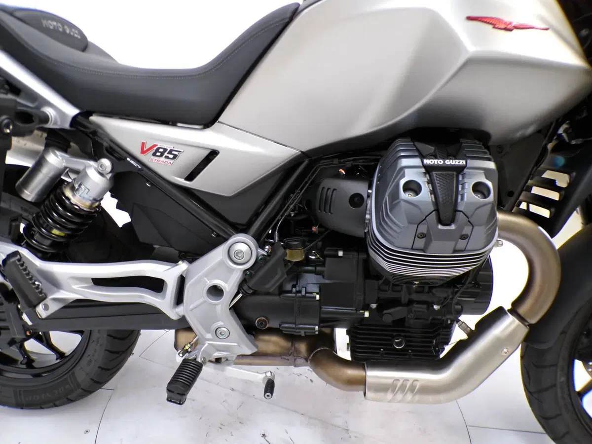 Moto Guzzi V85 Strada (2024 - 26) (8)