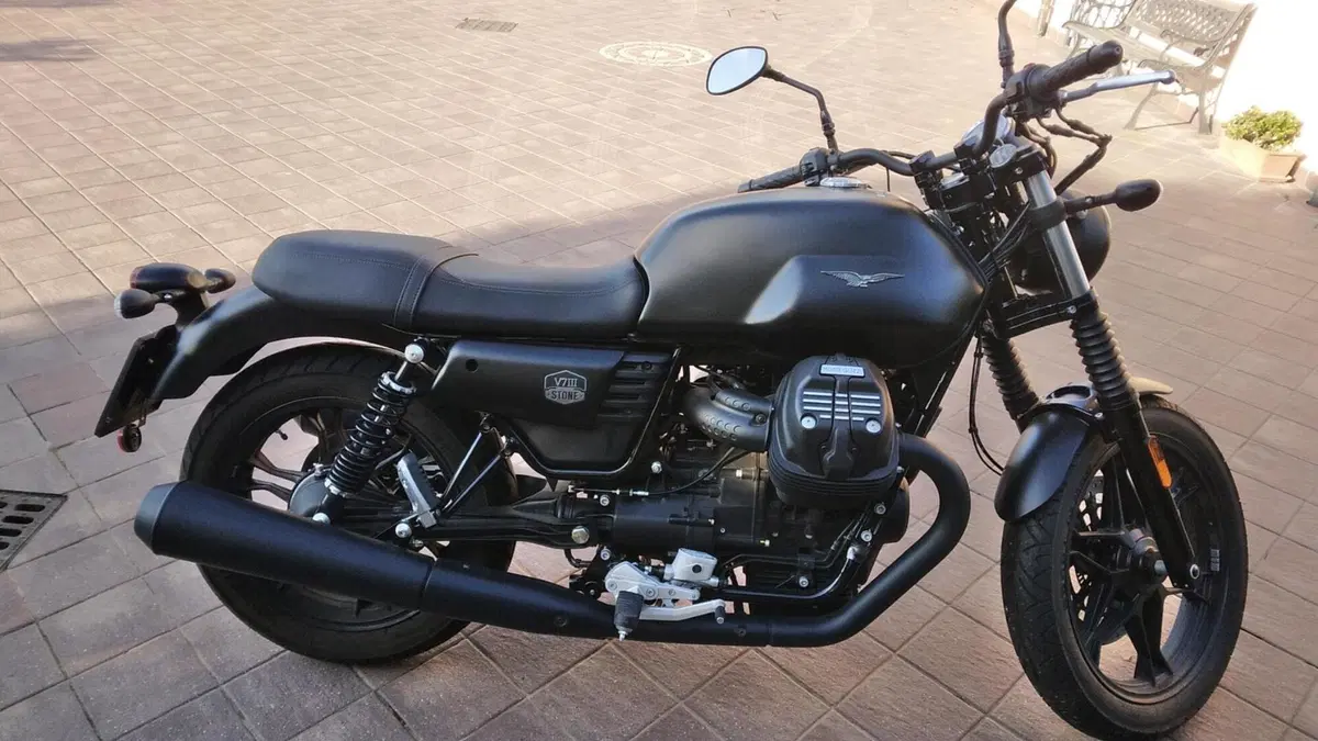 Moto Guzzi V7 III Stone (2017 - 20) (5)