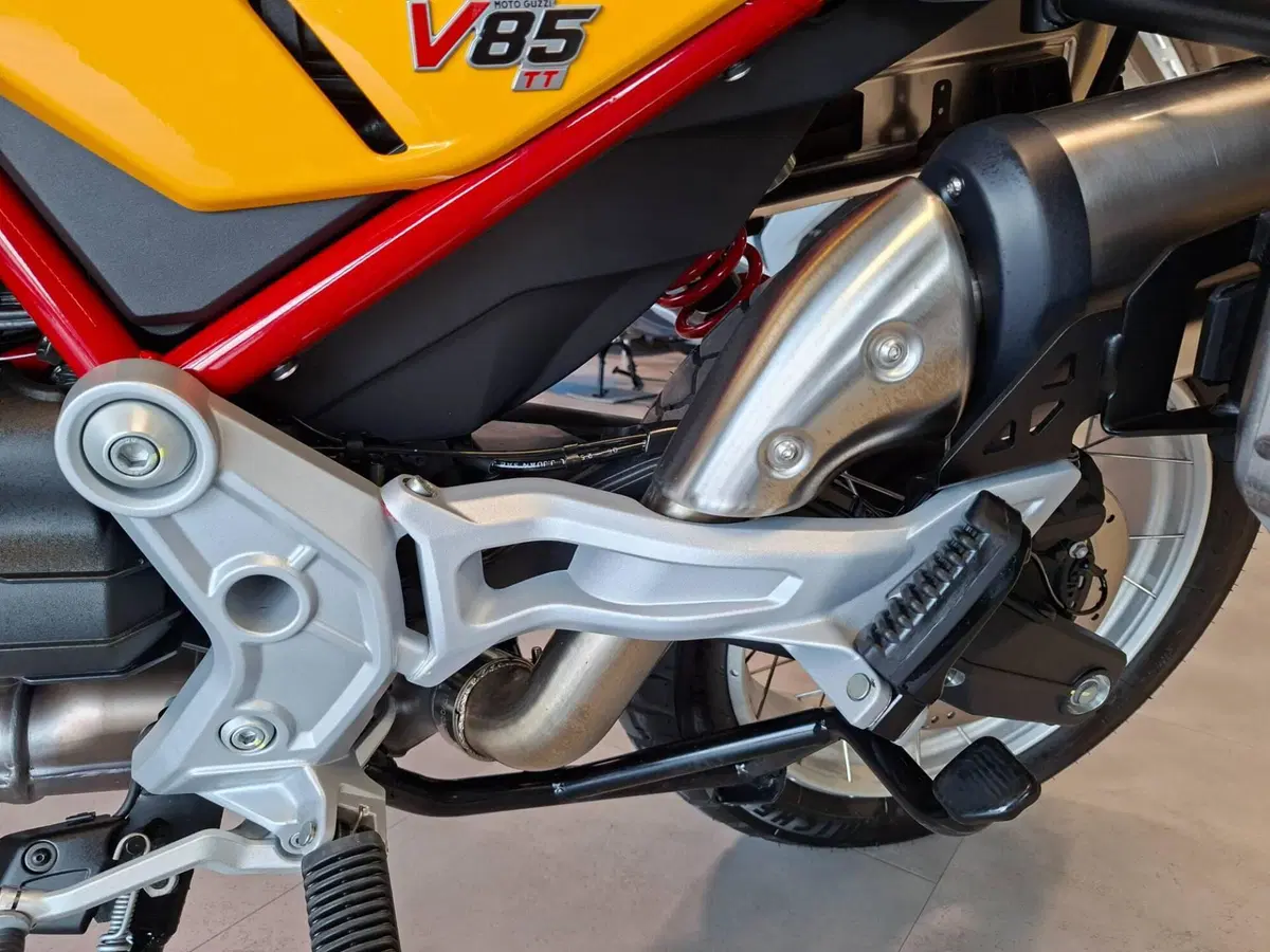 Moto Guzzi V85 TT (2024 - 26) (8)