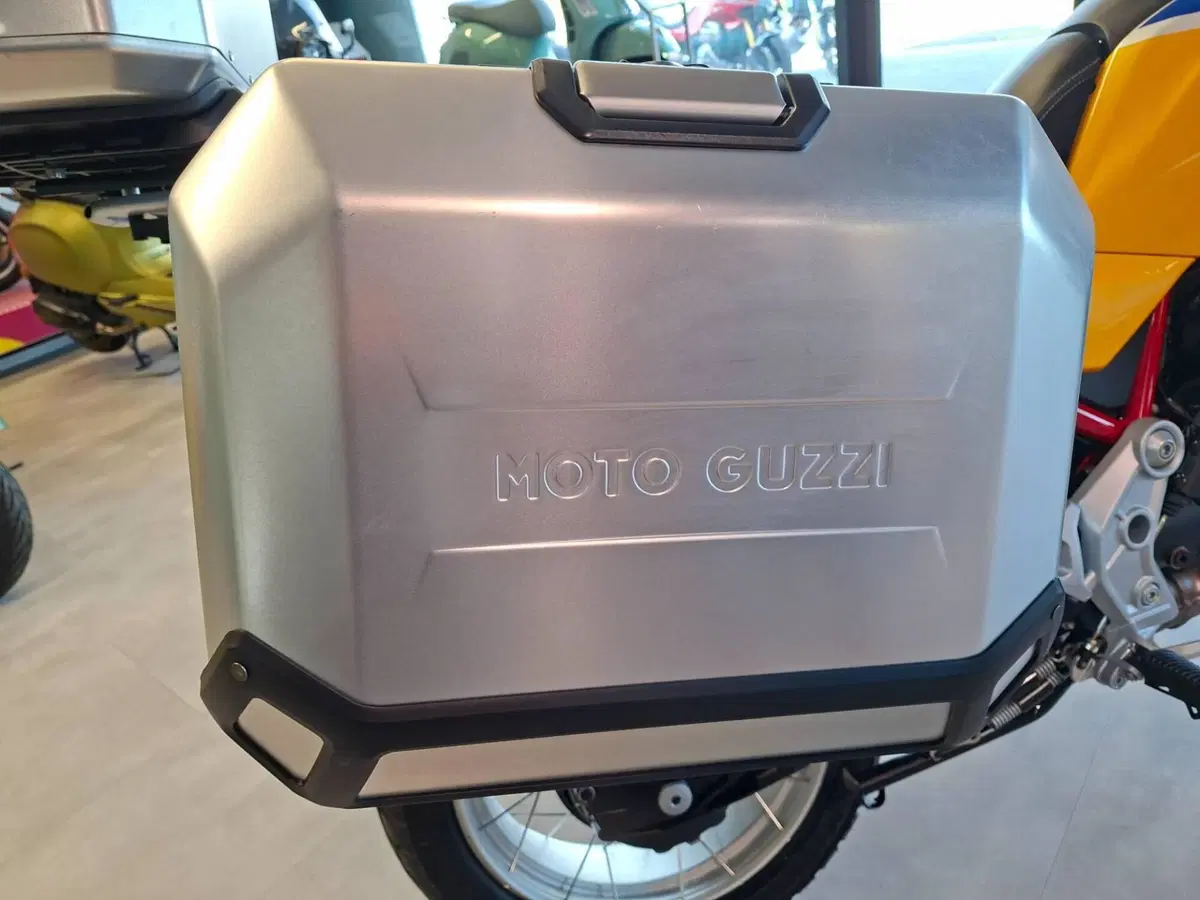 Moto Guzzi V85 TT (2024 - 26) (10)