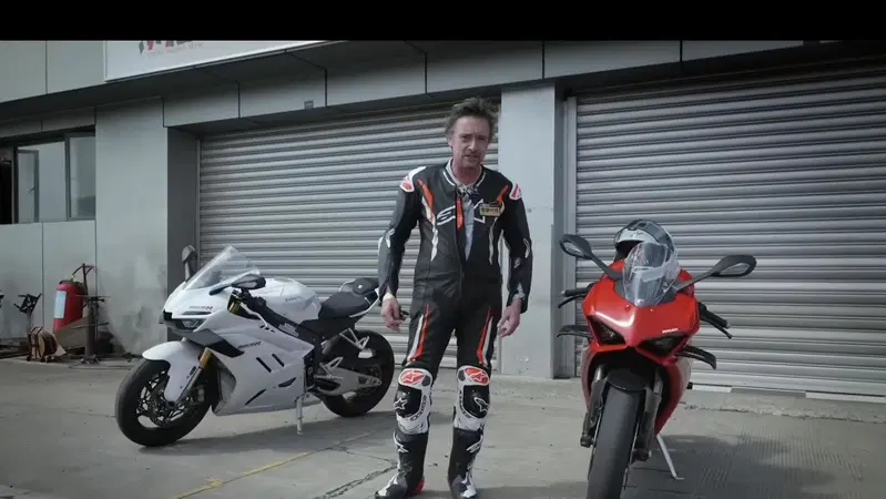 ZXMoto 820RR vs Ducati Panigale V2: Richard Hammond ha fatto la "comparativa" e... [VIDEO]