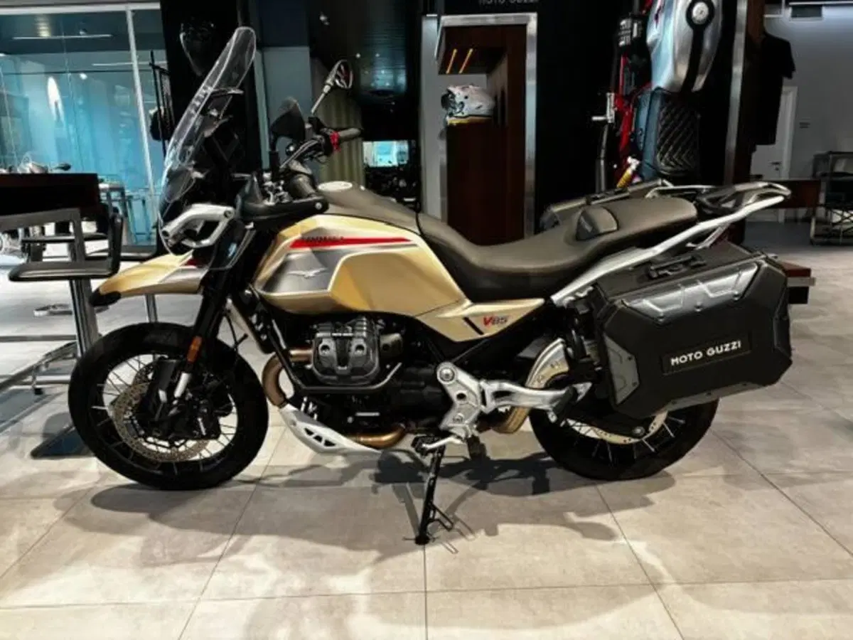 Moto Guzzi V85 TT Travel (2024 - 26) (2)