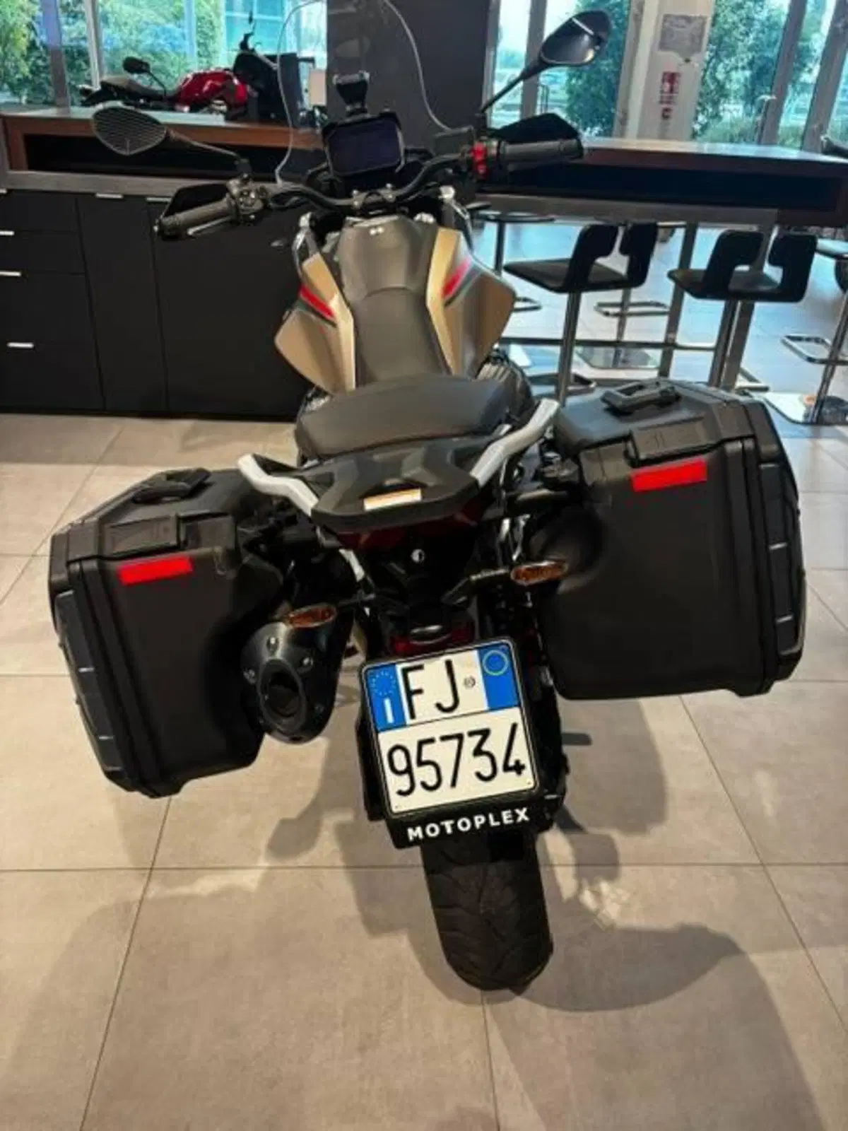 Moto Guzzi V85 TT Travel (2024 - 26) (3)