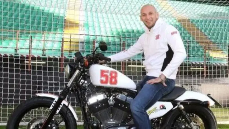 Abbiati in sella alla Sportster con la livrea dedicata a Marco Simoncelli