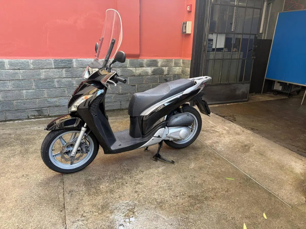 Honda SH 150i (2009 - 12) (4)