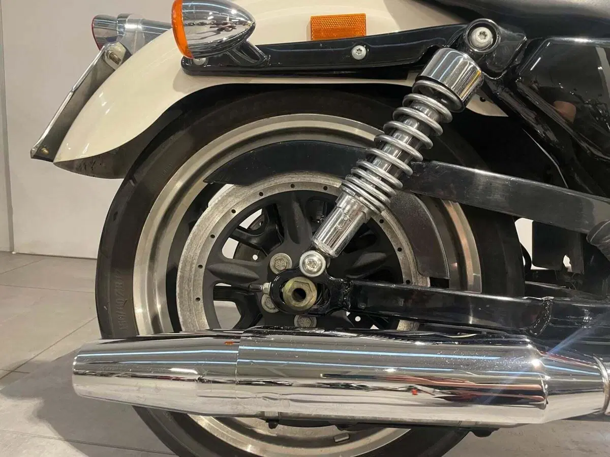 Harley-Davidson 883 Low (2008 - 12) - XL 883L (5)