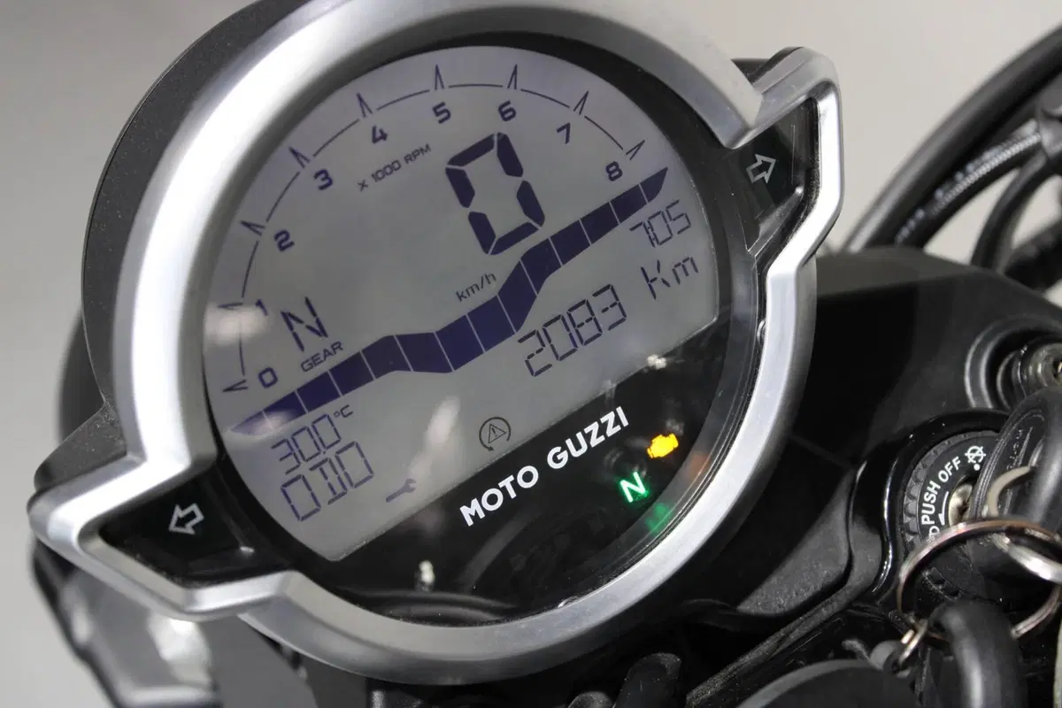 Moto Guzzi V7 Stone Special Edition (2022 - 25) (6)