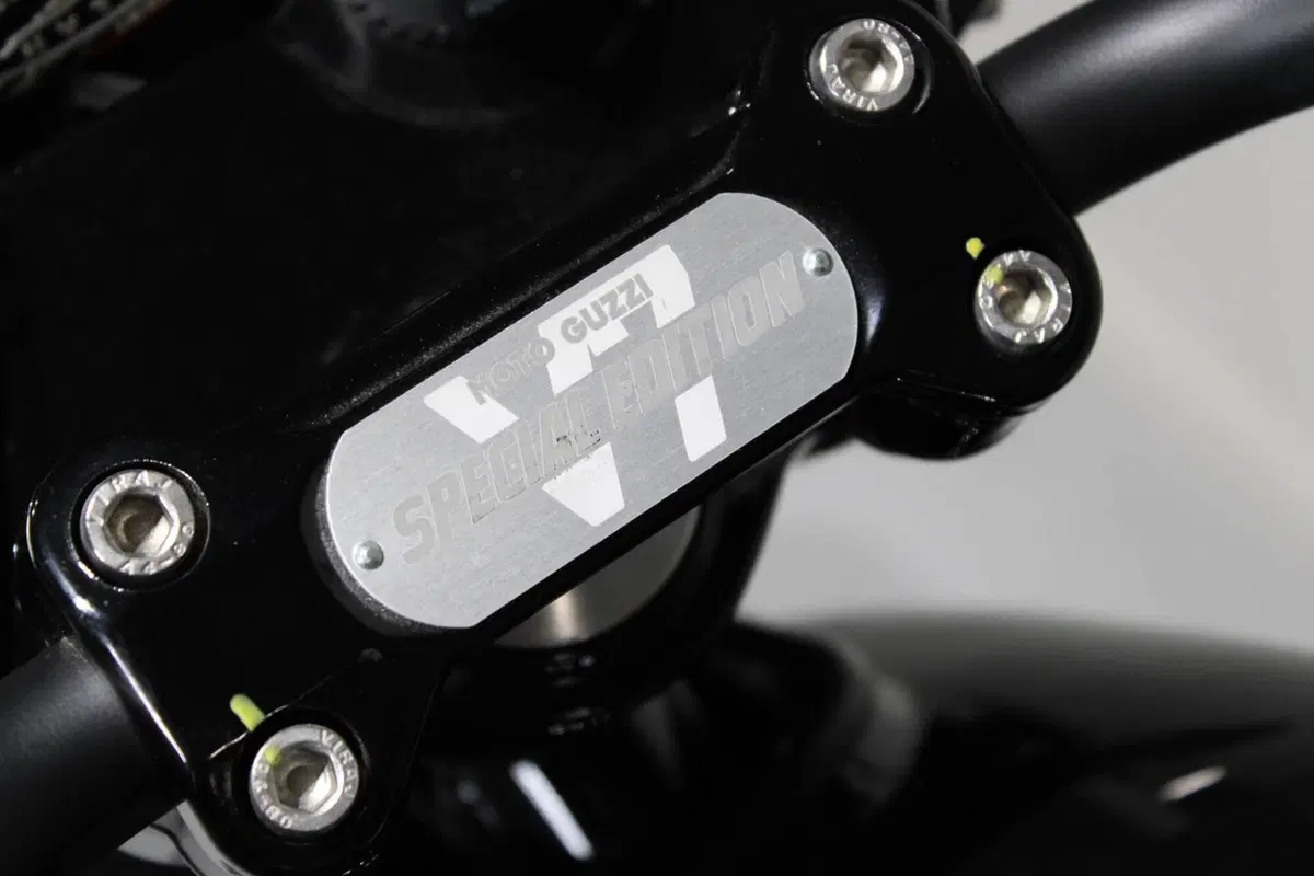 Moto Guzzi V7 Stone Special Edition (2022 - 25) (7)