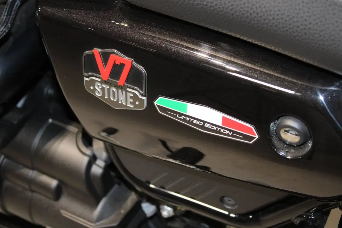 Moto Guzzi V7 Stone Special Edition (2022 - 25) (8)