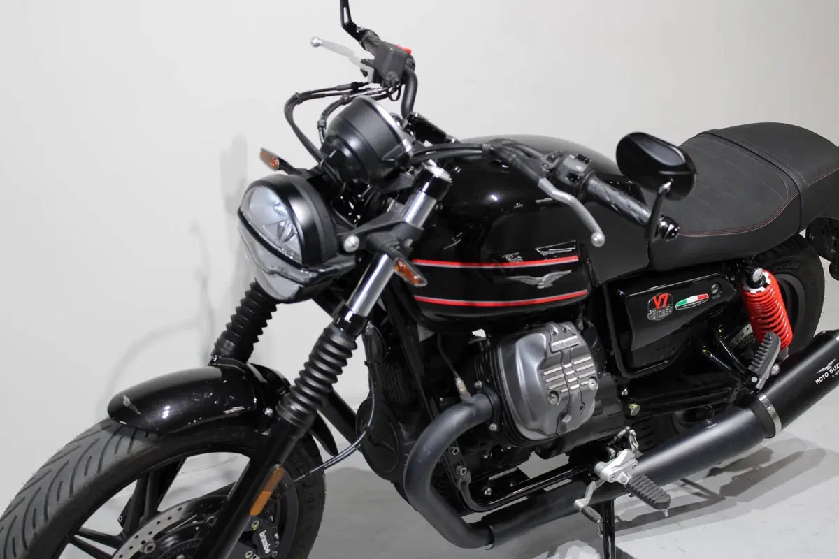 Moto Guzzi V7 Stone Special Edition (2022 - 25) (10)