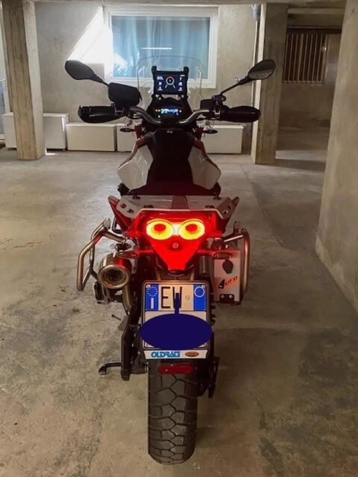 Moto Guzzi V85 TT Evocative Graphics (2021 - 23) (3)