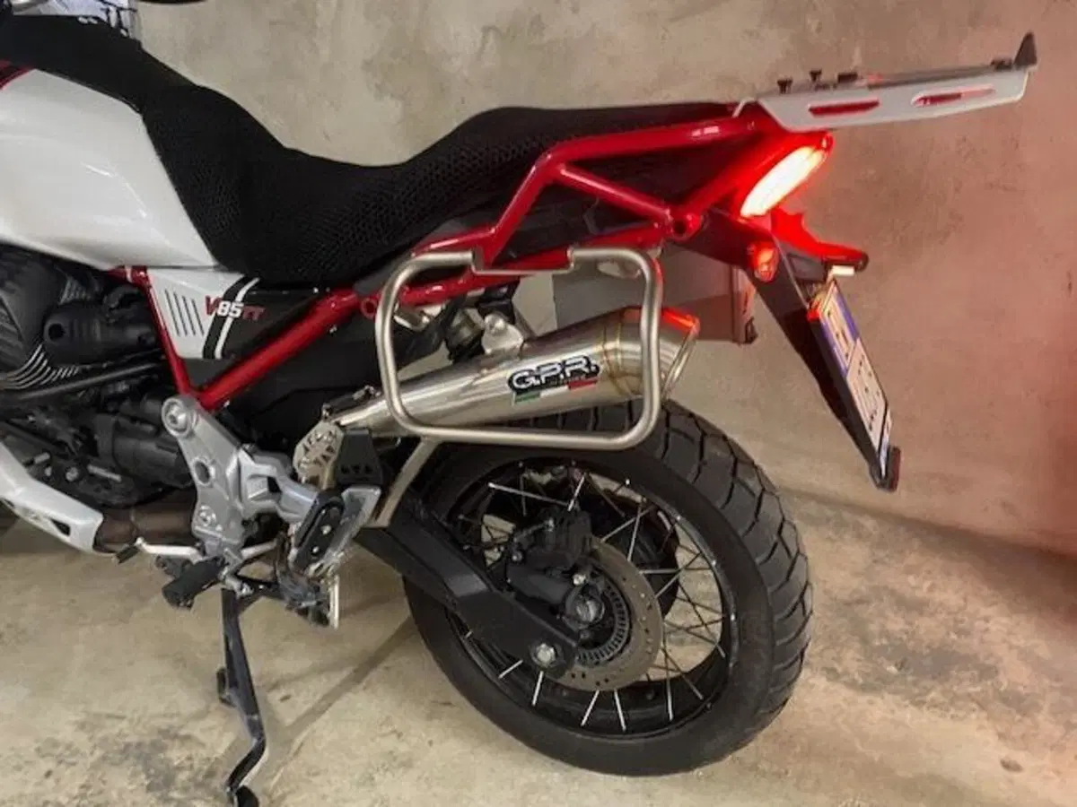 Moto Guzzi V85 TT Evocative Graphics (2021 - 23) (4)