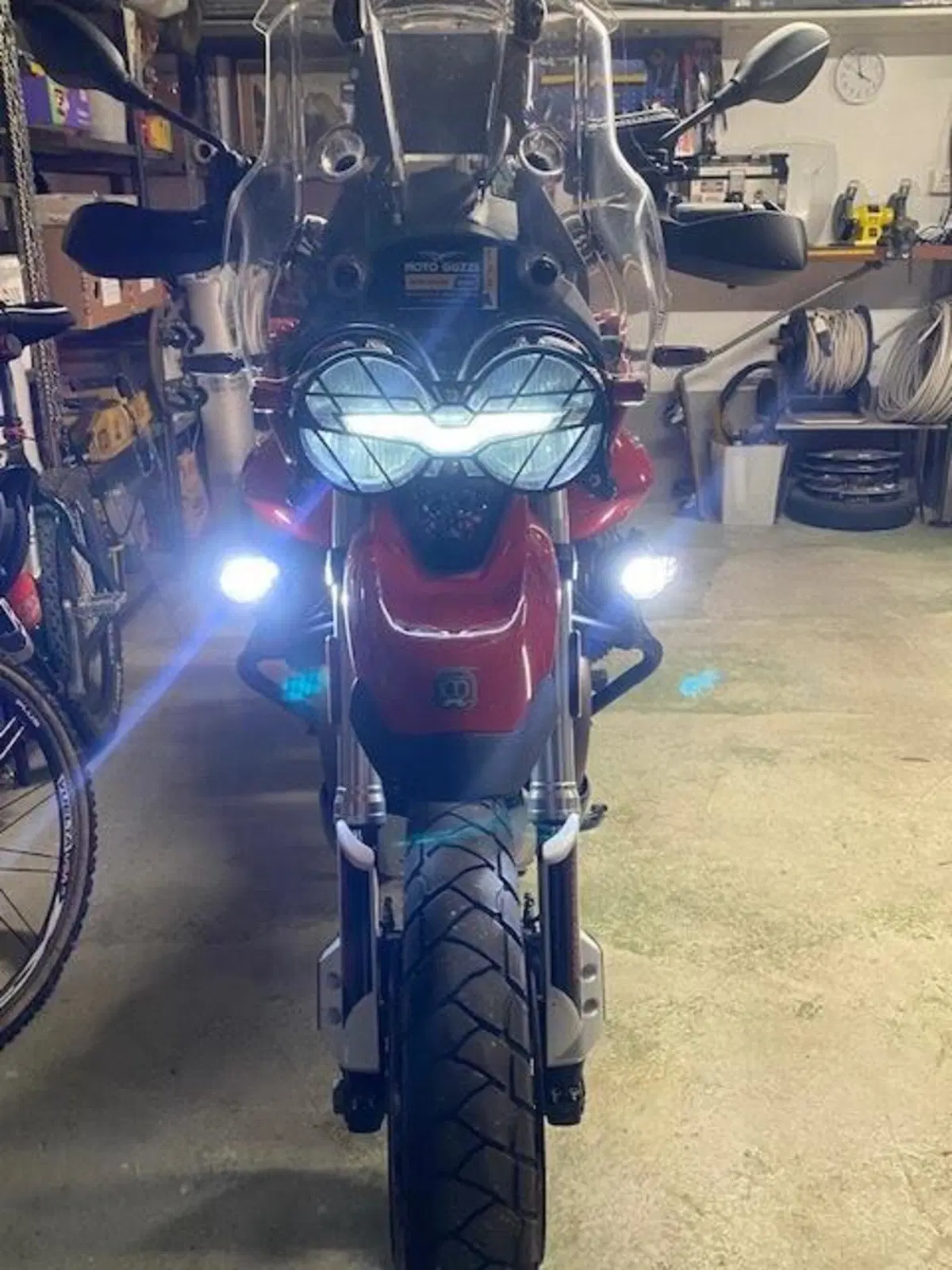 Moto Guzzi V85 TT Evocative Graphics (2021 - 23) (5)