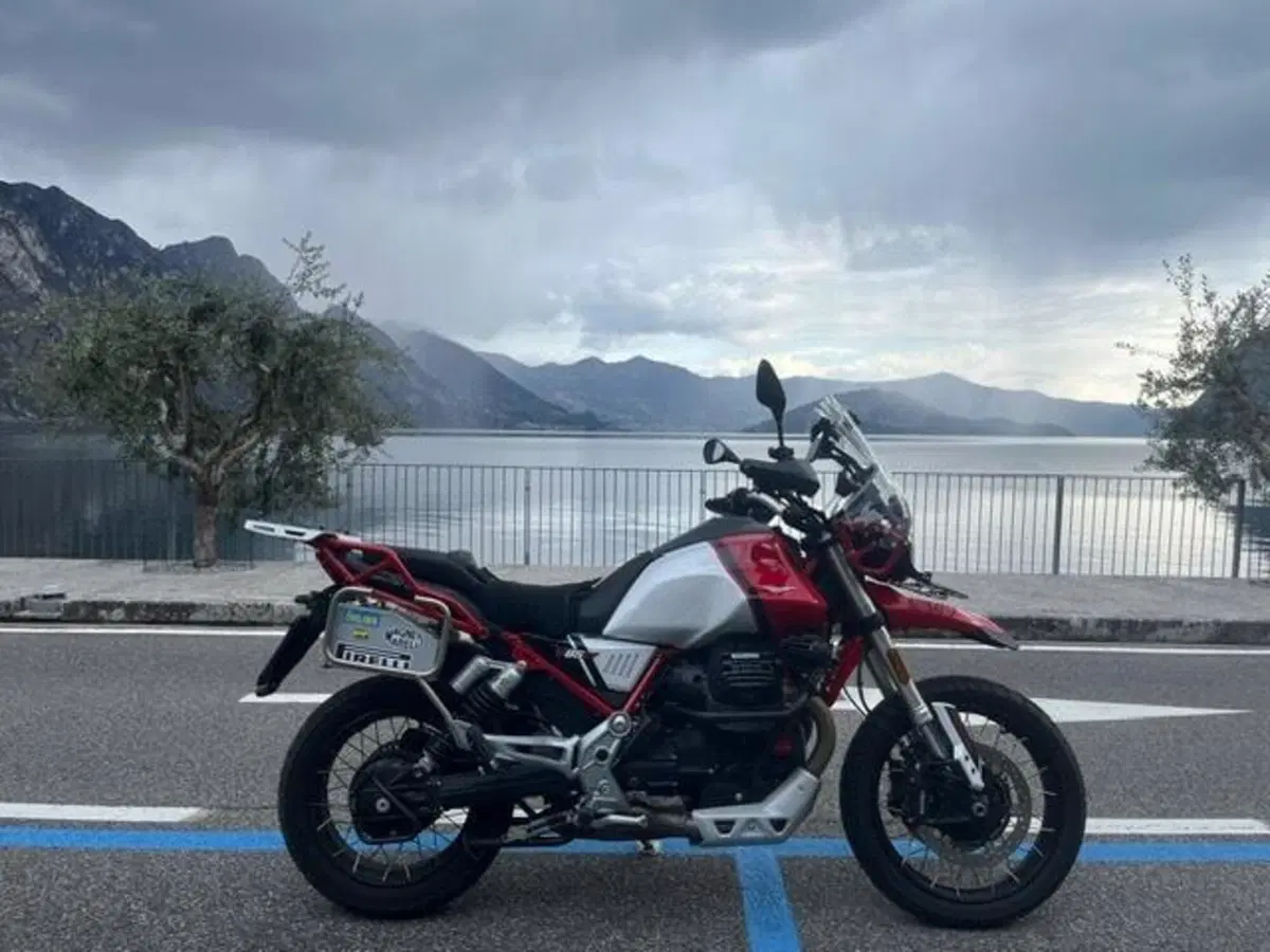 Moto Guzzi V85 TT Evocative Graphics (2021 - 23) (2)