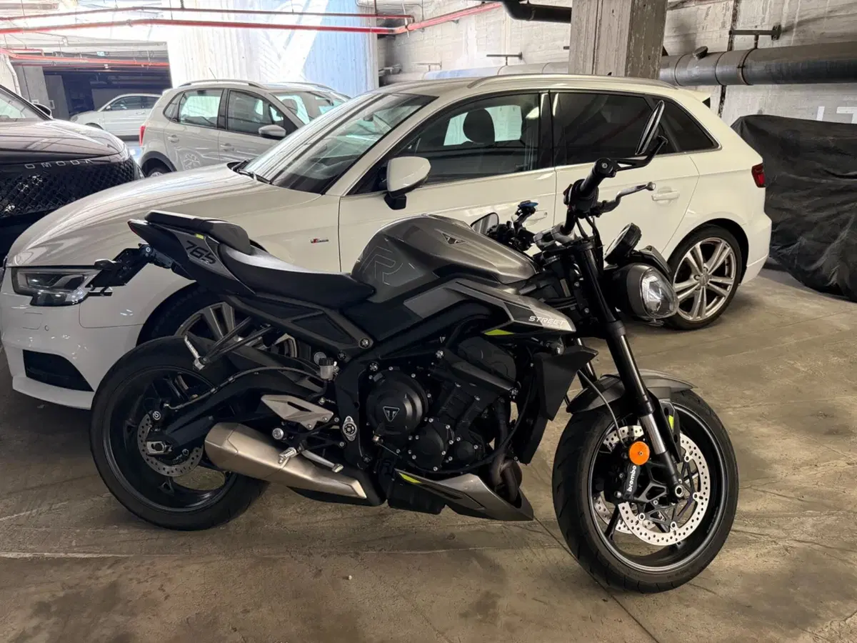 Triumph Street Triple 765 R (2023 - 26) (2)