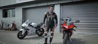 ZXMoto 820RR vs Ducati Panigale V2: Richard Hammond ha fatto la "comparativa" e... [VIDEO]