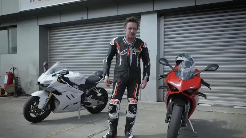 ZXMoto 820RR vs Ducati Panigale V2: Richard Hammond ha fatto la "comparativa" e... [VIDEO]