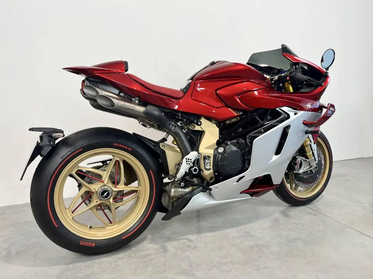 MV Agusta Superveloce 1000 Serie Oro (2024 - 26) (2)