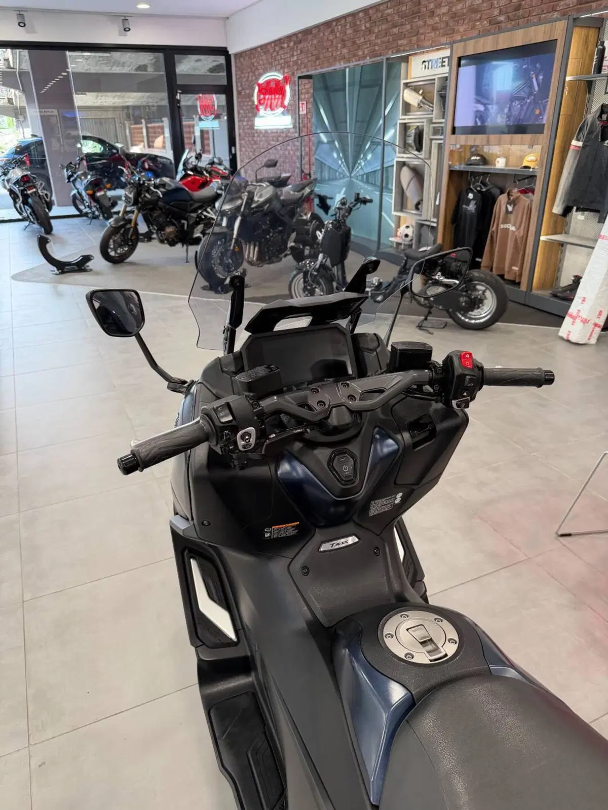 Yamaha T-Max 560 (2022 - 24) (8)
