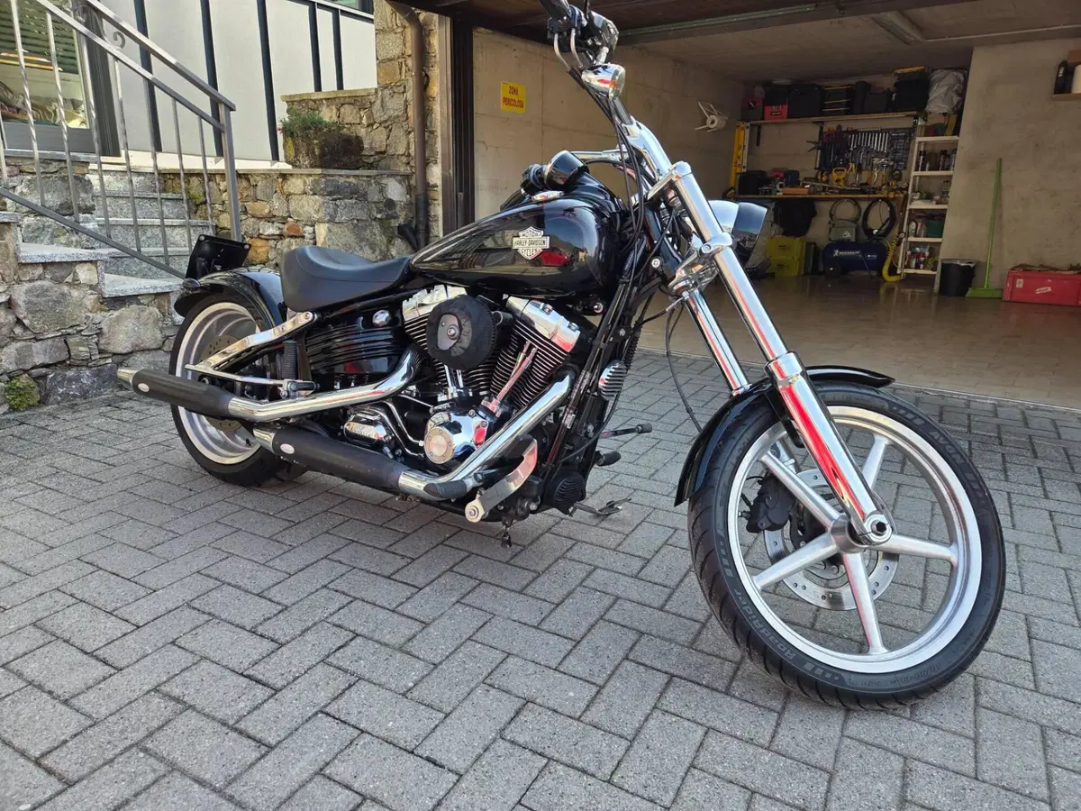 Harley-Davidson 1584 Rocker C (2009 - 11) - FXCWC (2)