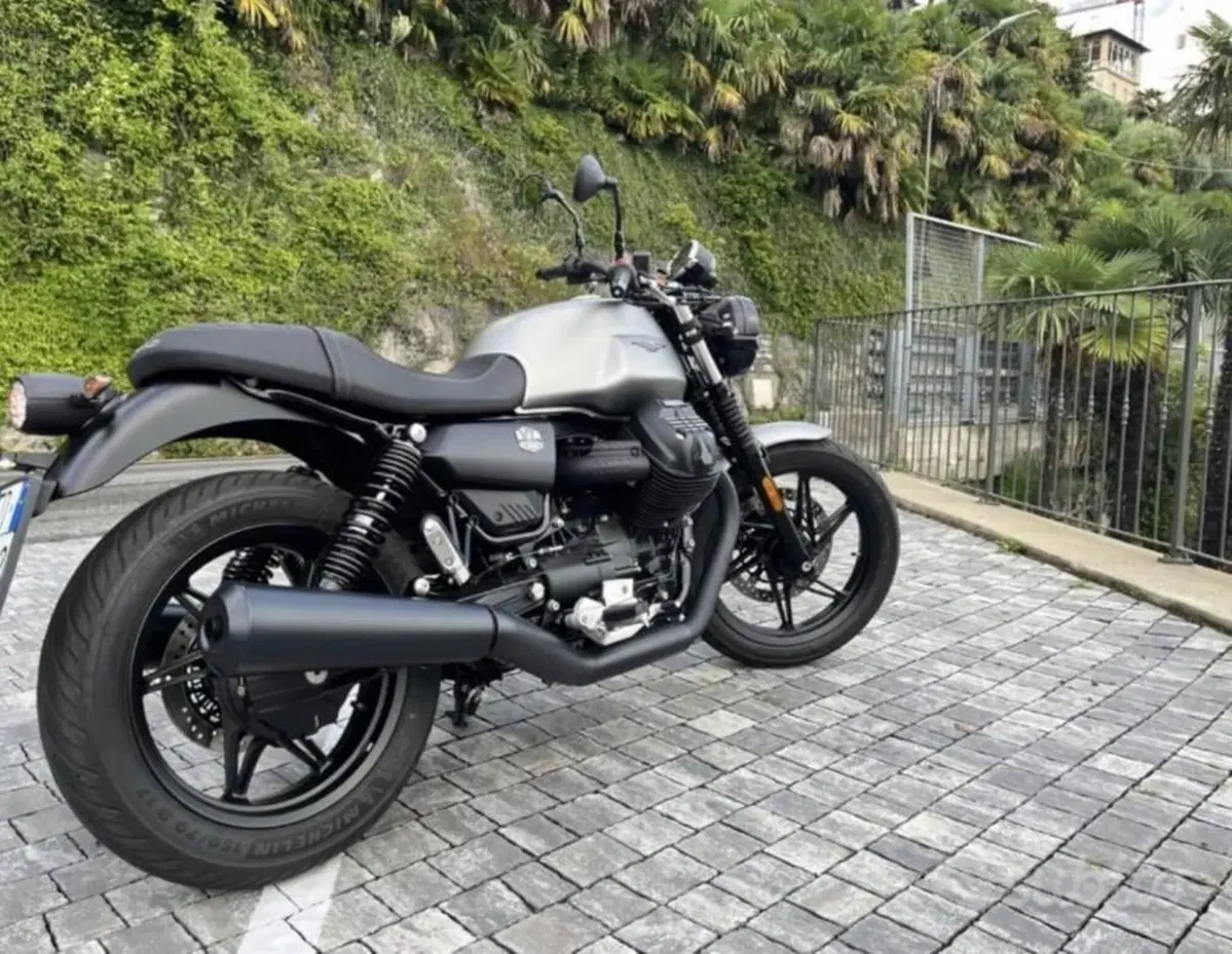 Moto Guzzi V7 Stone (2021 - 24) (2)
