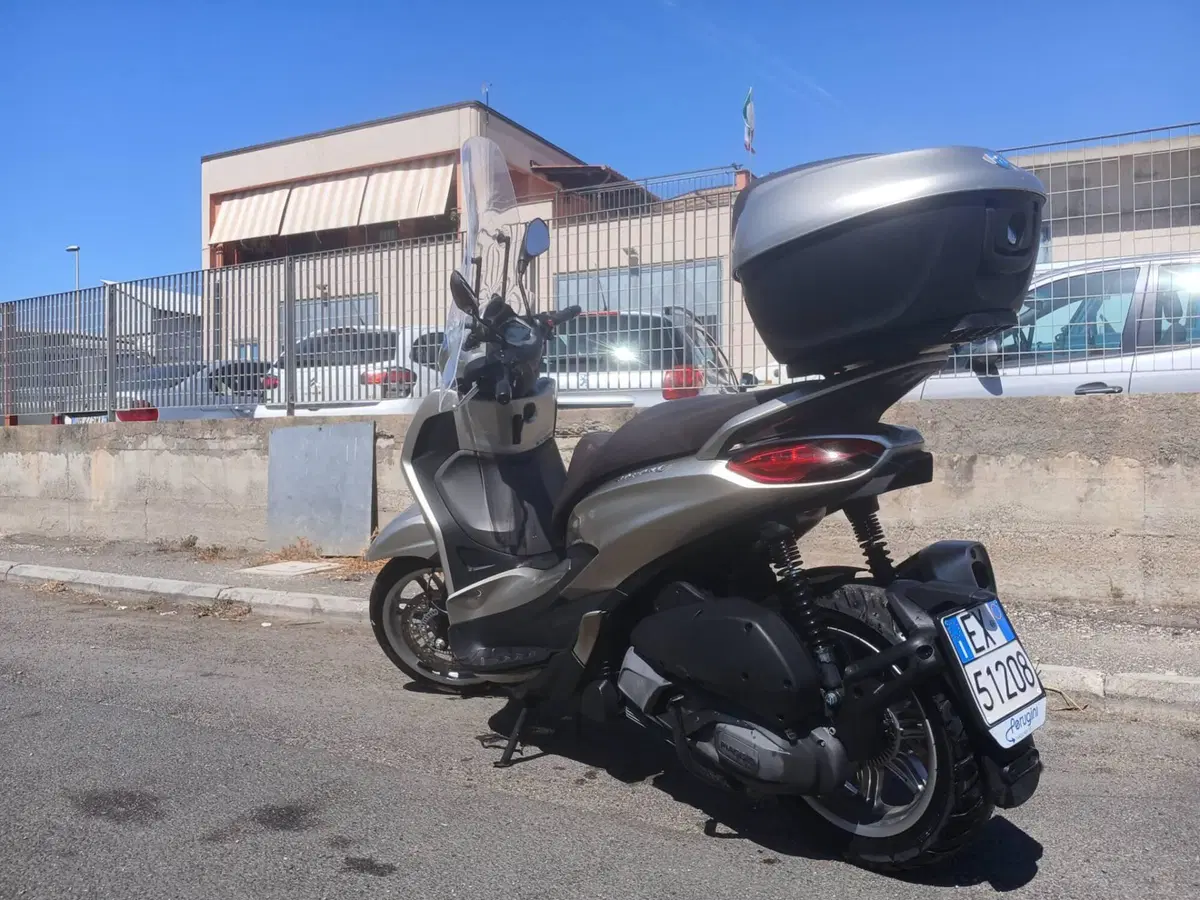 Piaggio Beverly 300 Hpe (2021) (2)